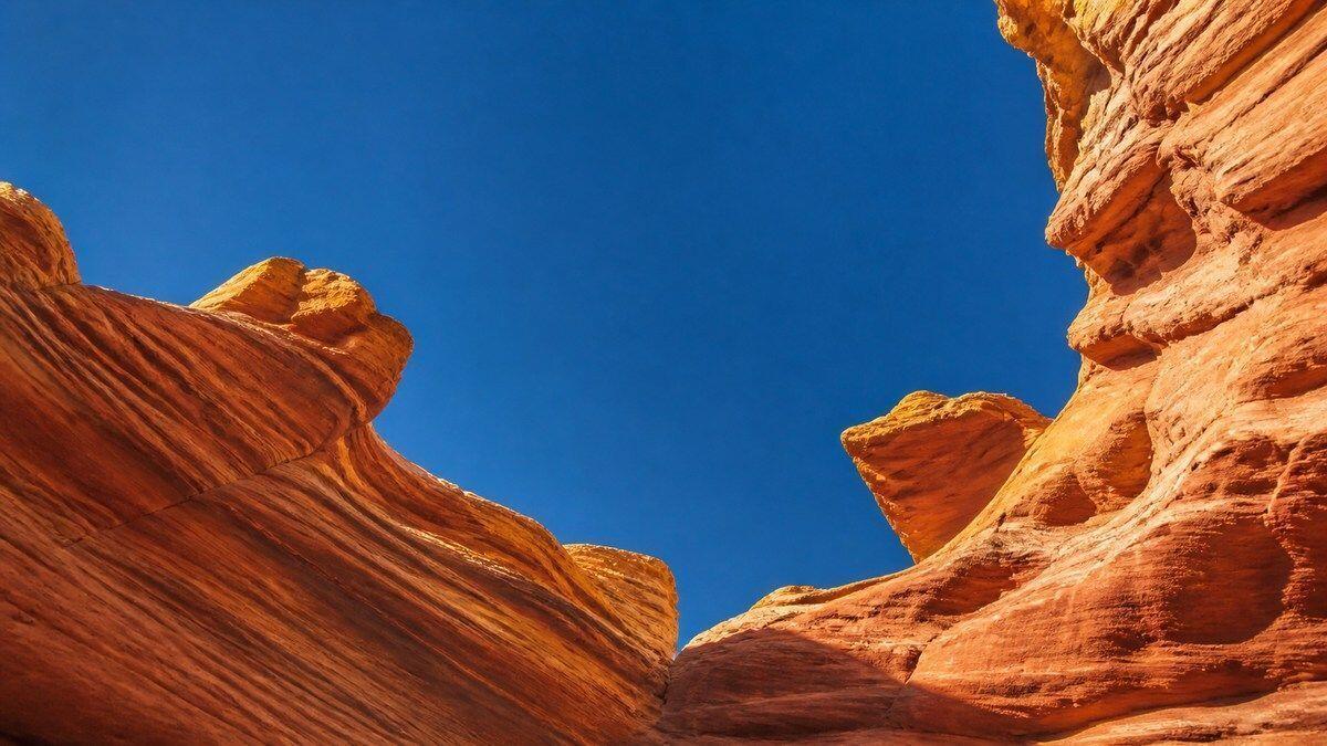 Sunlit sandstone and open sky for QUIQQER 2.31 Sunlit coral sandstone canyon opening onto a clear blue sky